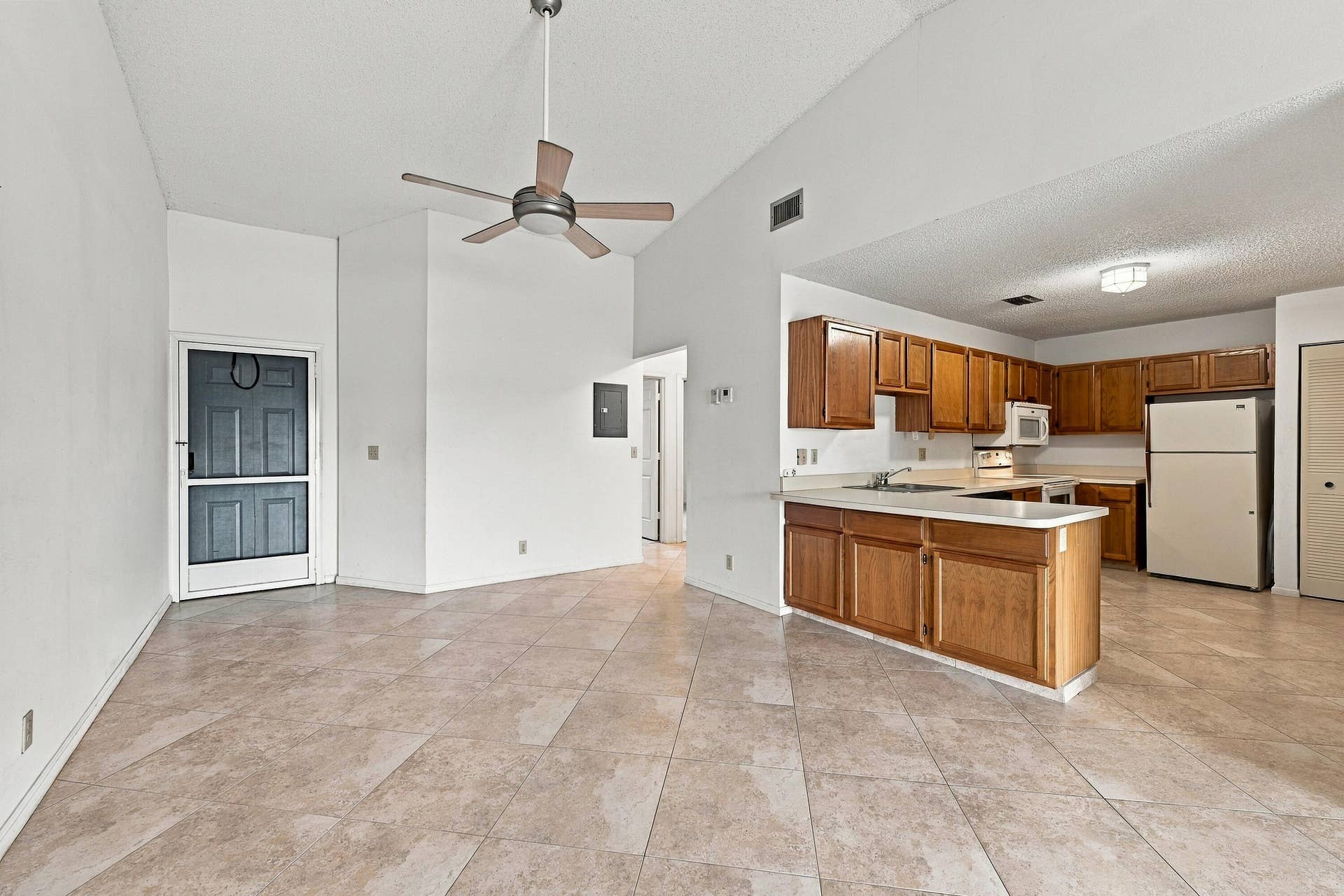 Kitchen & Dining Area