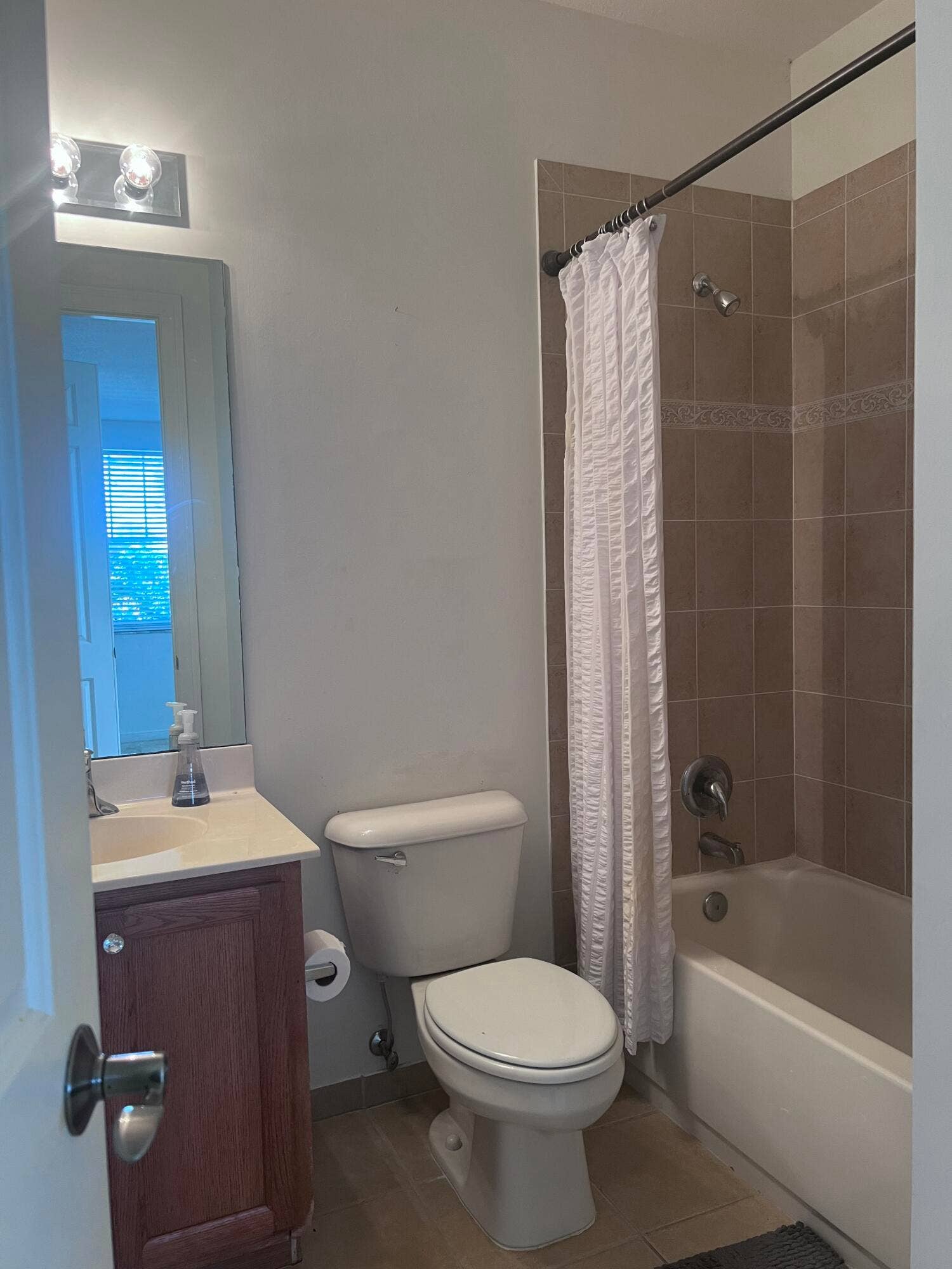 960 MILLBRAE Court, #6, West Palm Beach, FL 33401 1st floor master bathroom