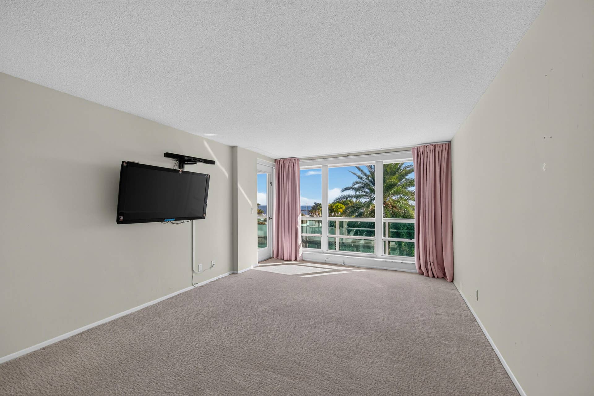 2100 S OCEAN Lane, #205, Fort Lauderdale, FL 33316 Secondary Residence - Primary Bedroom with black-out shades.