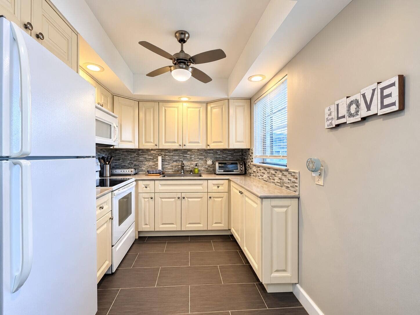 310 NORTHAMPTON P, West Palm Beach, FL 33417 Cheerful & Bright UPDATED Kitchen!