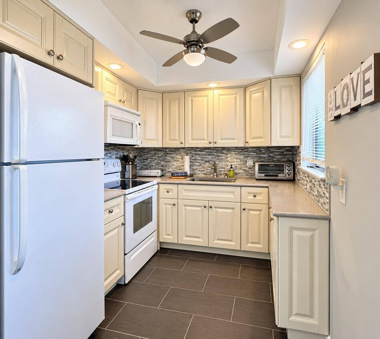 310 NORTHAMPTON P, West Palm Beach, FL 33417 Cheerful & Bright UPDATED Kitchen!