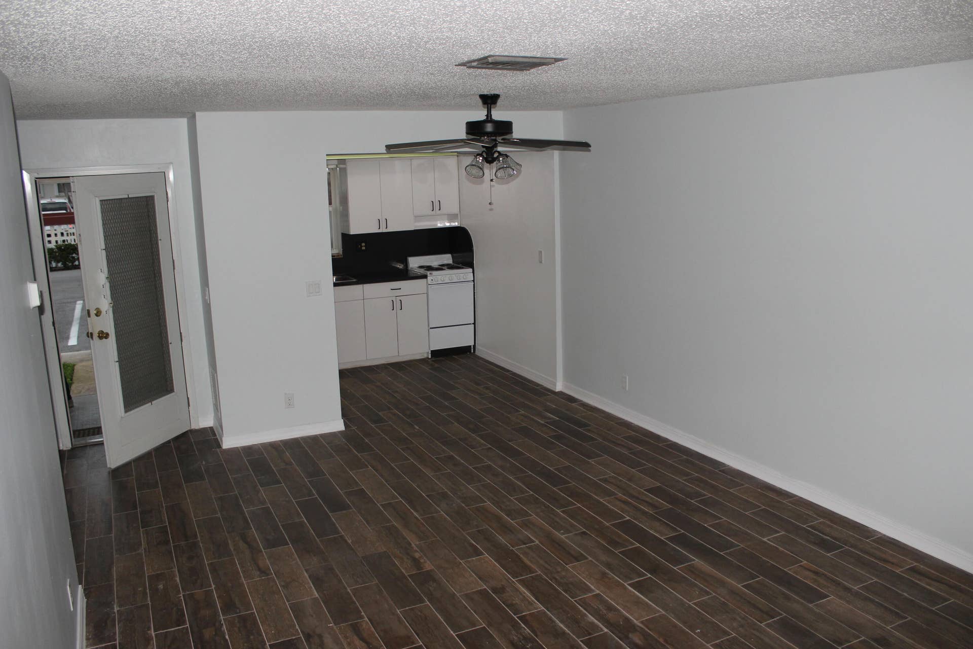 2731 E EMORY Drive E, #D, West Palm Beach, FL 33415 IMG_4375