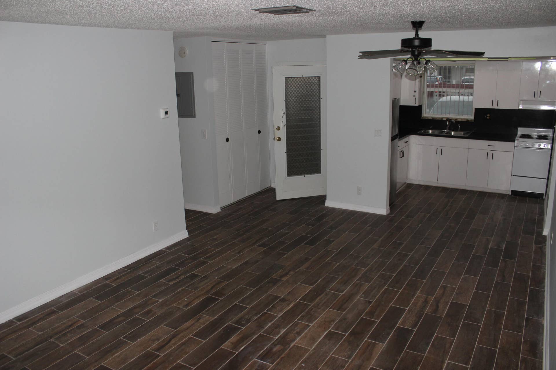 2731 E EMORY Drive E, #D, West Palm Beach, FL 33415 IMG_4376