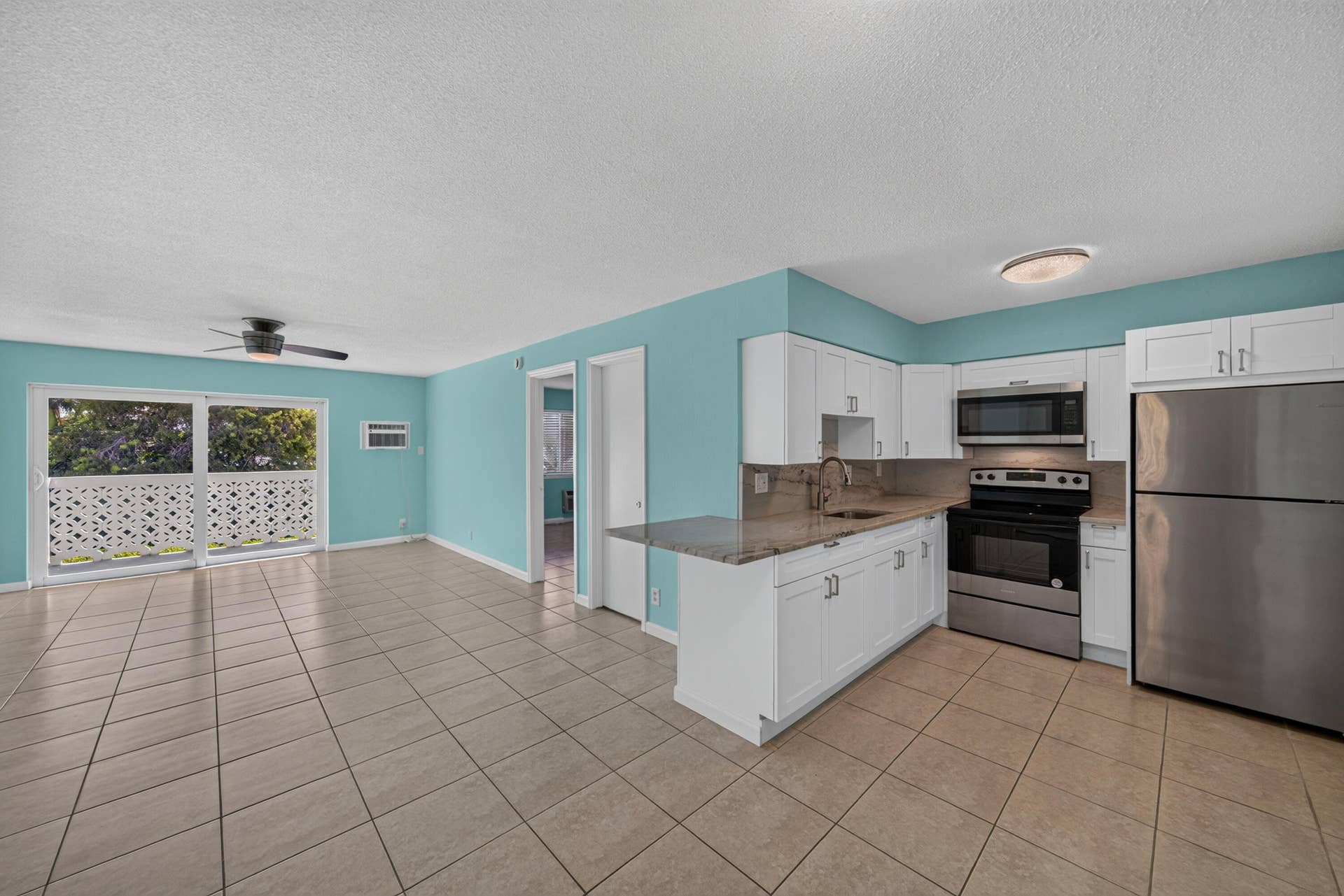 3220 BAYVIEW Drive, #314, Fort Lauderdale, Fort Lauderdale, FL 33306 Coming in the Front Door