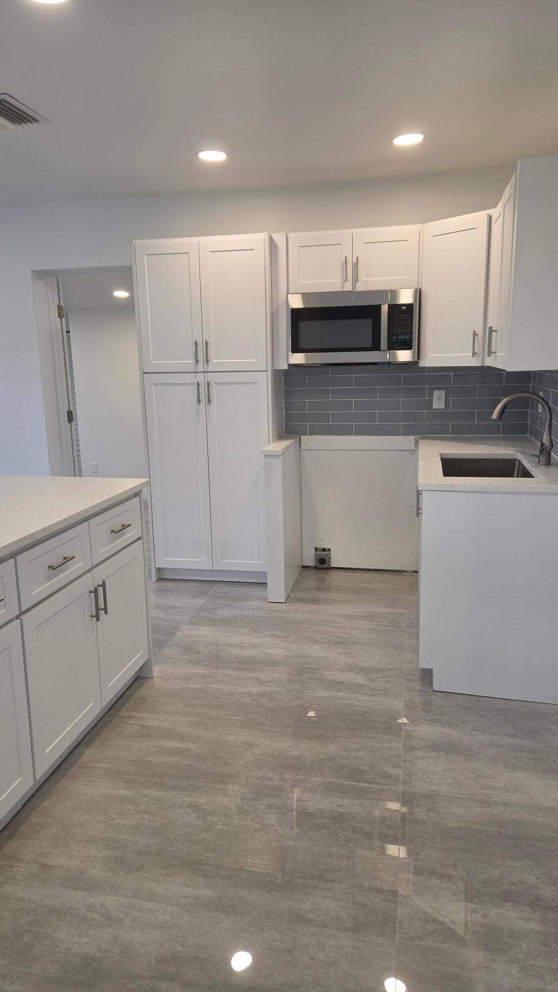 1791 LAUDERDALE MANOR Drive, Fort Lauderdale, FL 33311 4.