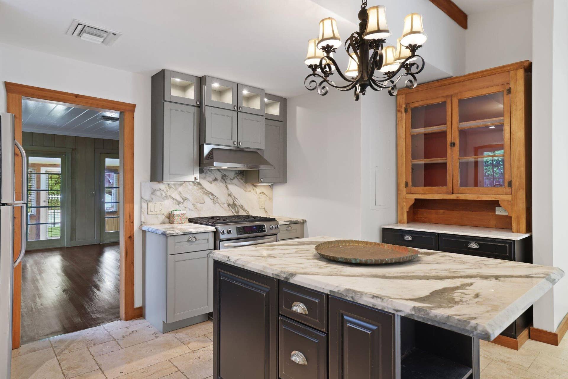 42 Palm Square, Delray Beach, FL 33483 Kitchen w/ island