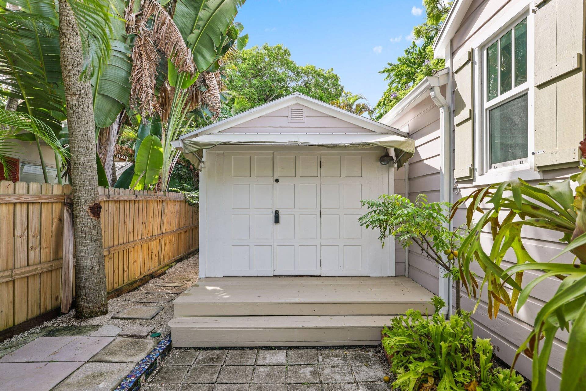 42 Palm Square, Delray Beach, FL 33483 Courtyard and Private entrance to Guest Suite