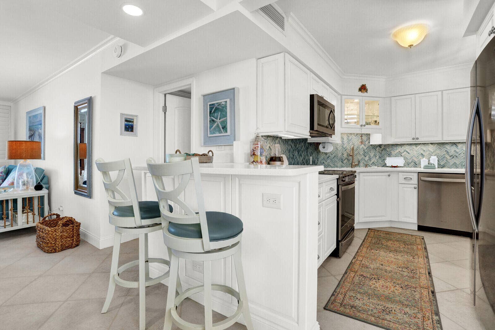 132 LAKESHORE Drive, #617, North Palm Beach, FL 33408 Kitchen with snack bar