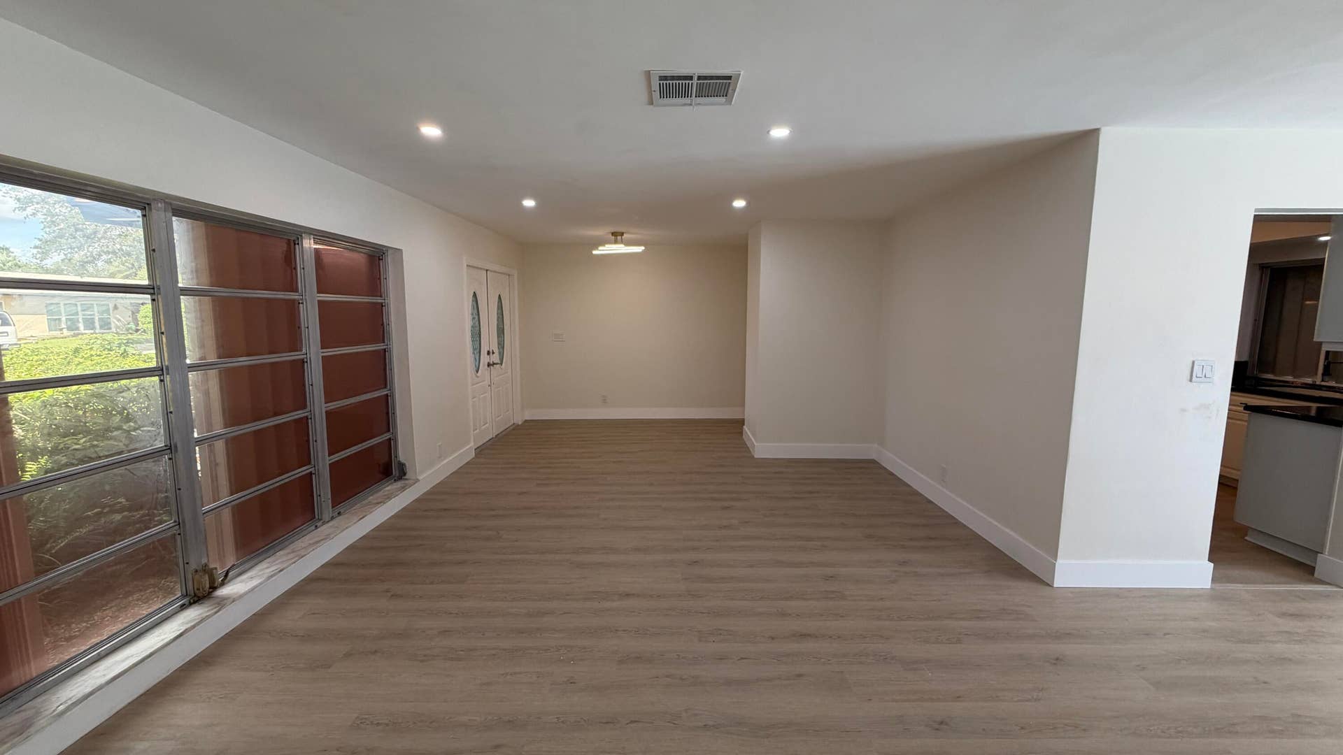 8270 NW 66TH Terrace, Tamarac, FL 33321 Entrance and living room
