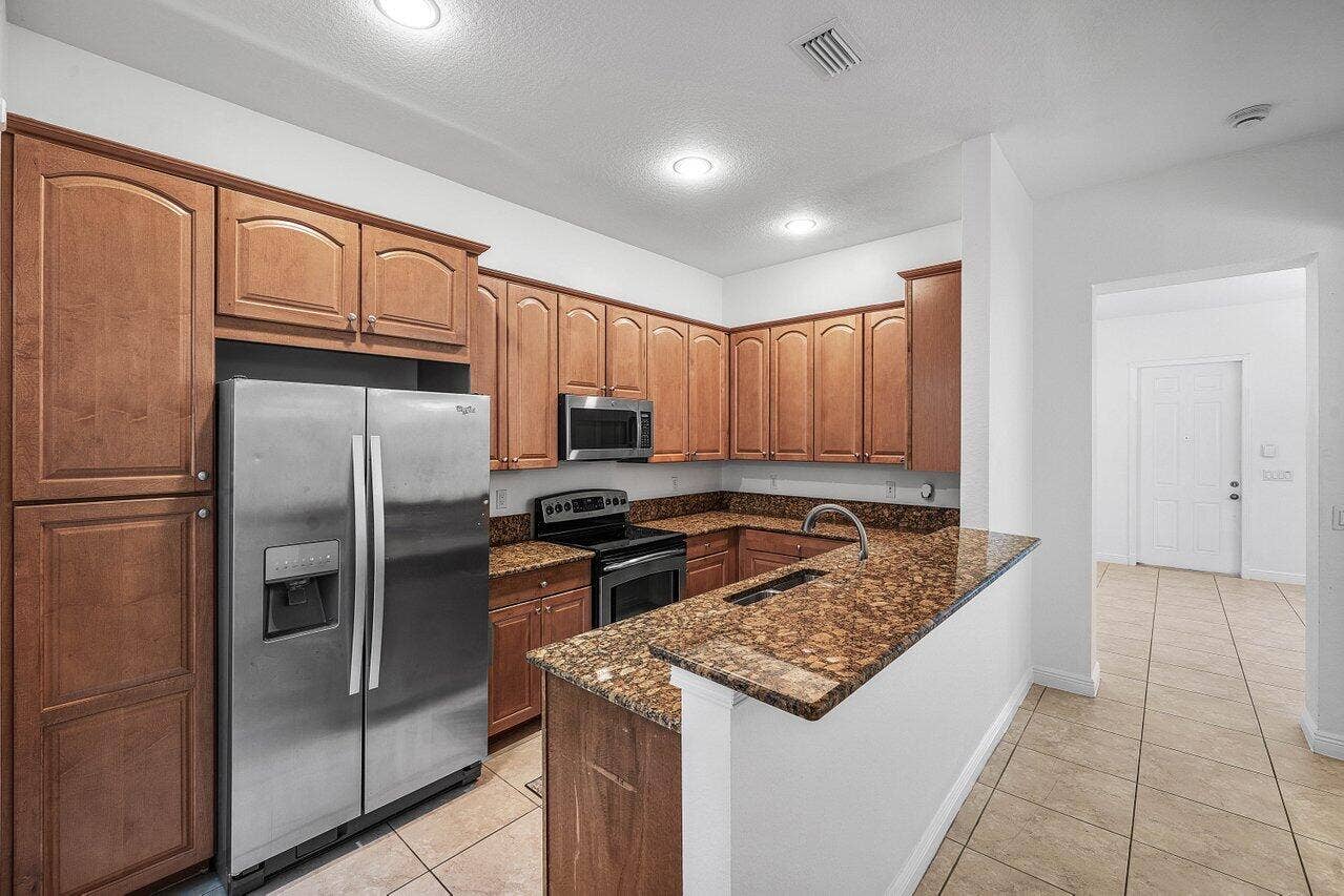 8221 NW 8TH Way, Boca Raton, FL 33487 Kitchen