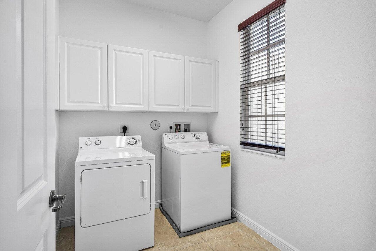8221 NW 8TH Way, Boca Raton, FL 33487 Laundry Room