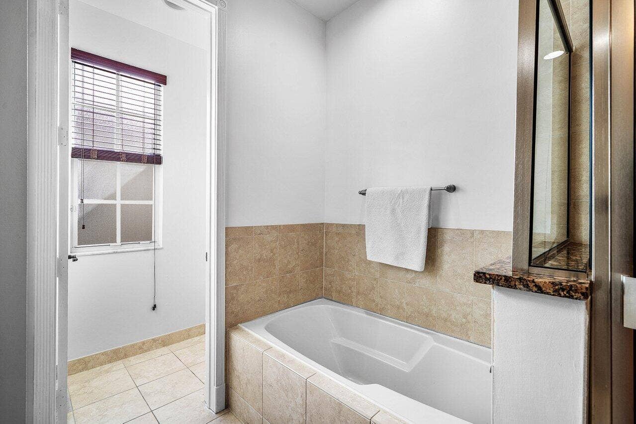 8221 NW 8TH Way, Boca Raton, FL 33487 Master bathroom