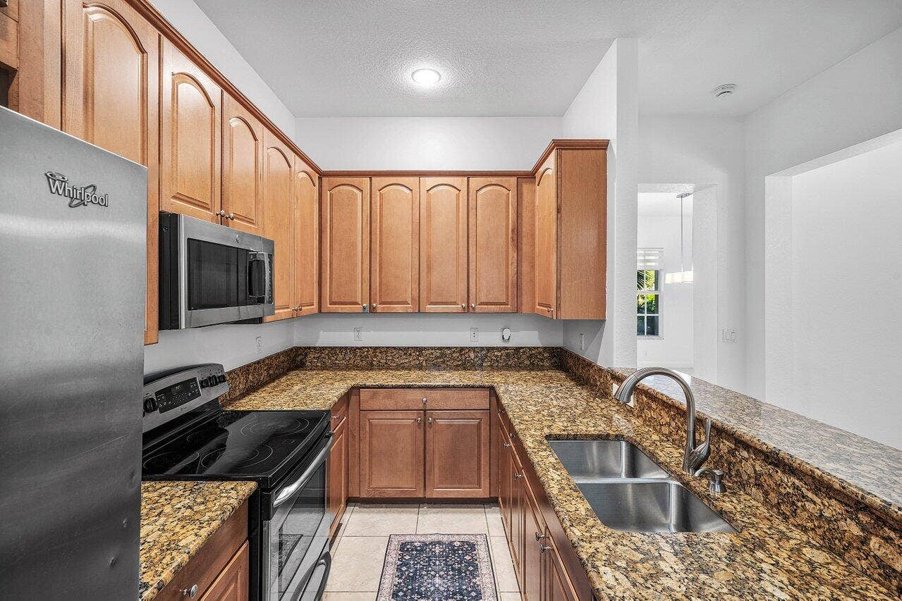 8221 NW 8TH Way, Boca Raton, FL 33487 Kitchen