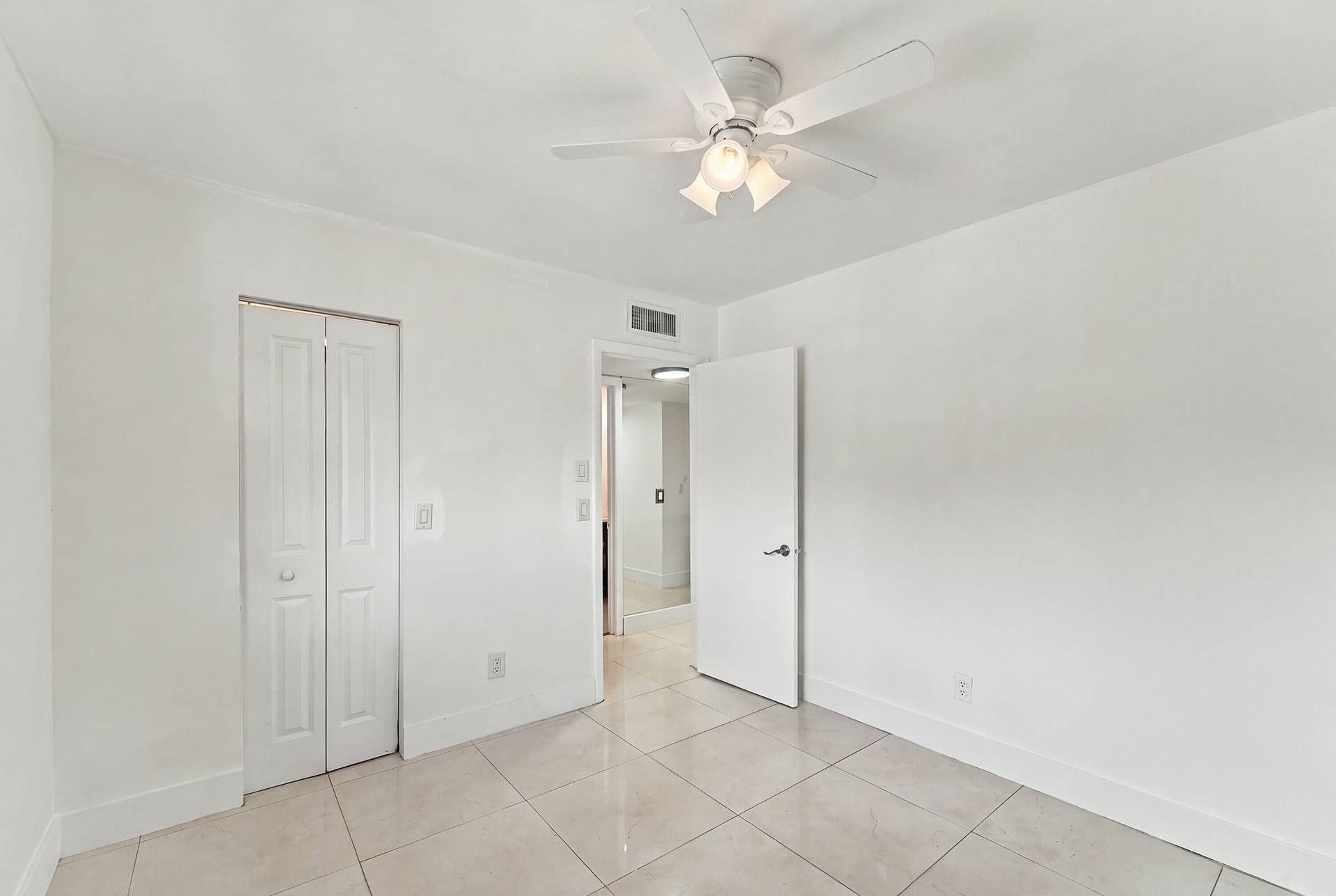 2907 NE 8TH Terrace, #201, Oakland Park, FL 33334 14_dsc07894_reedit_78f7bdac