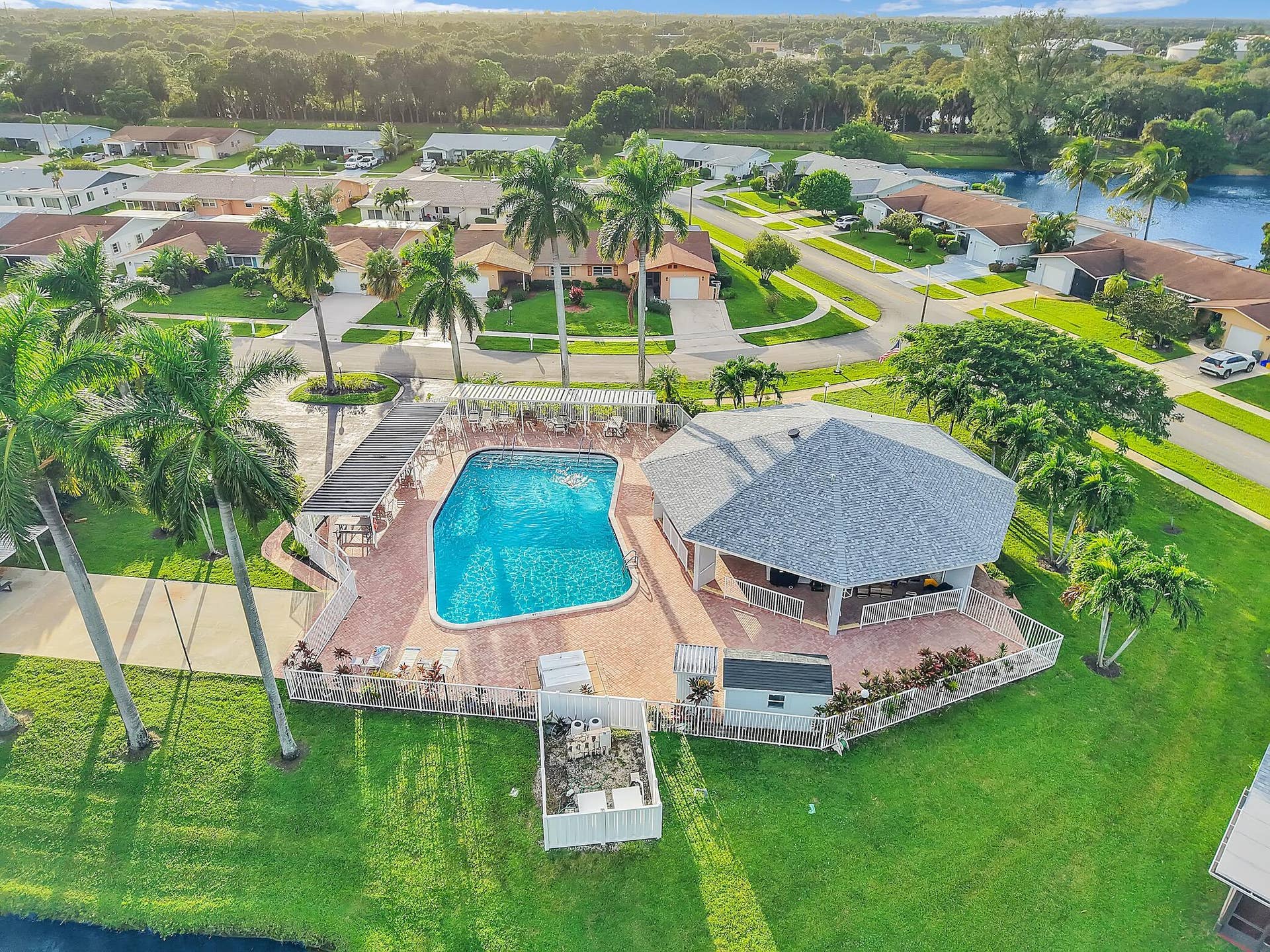 6068 VIA DIANA, Delray Beach, FL 33484 satellite pool