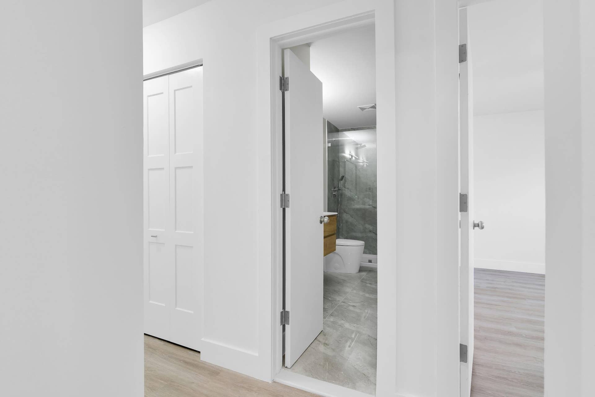 6068 VIA DIANA, Delray Beach, FL 33484 hallway between master and guest bedroom