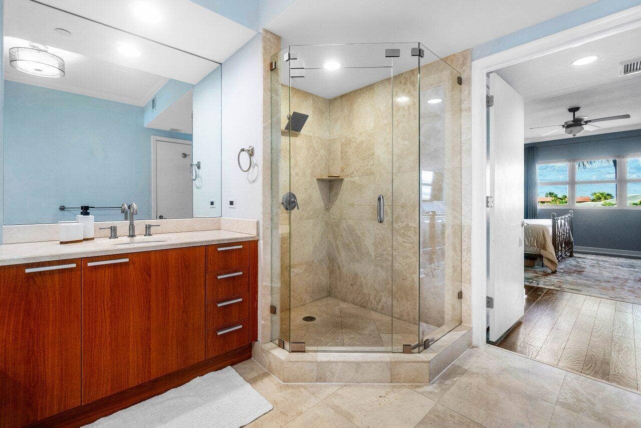 2650 Lake Shore Drive, #201, West Palm Beach, FL 33404 Primary Bath