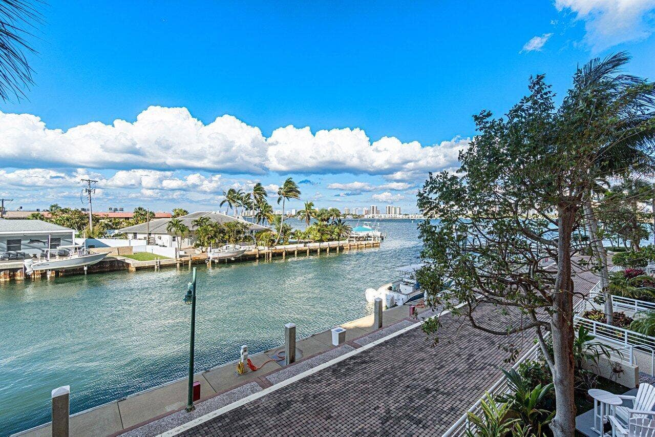 2650 Lake Shore Drive, #201, West Palm Beach, FL 33404 Just Off the Intracoastal