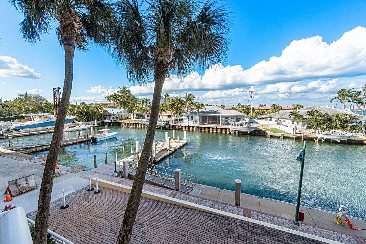 2650 Lake Shore Drive, #201, West Palm Beach, FL 33404 Adjacent Marina for your Boat