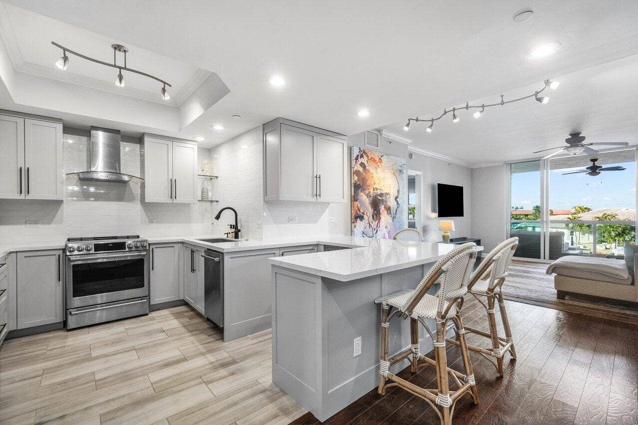 2650 Lake Shore Drive, #201, West Palm Beach, FL 33404 Impeccably Maintained