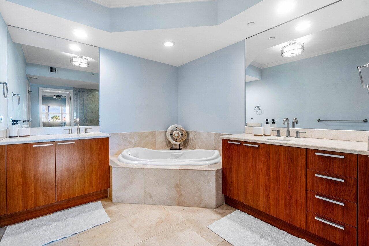 2650 Lake Shore Drive, #201, West Palm Beach, FL 33404 Primary Bath