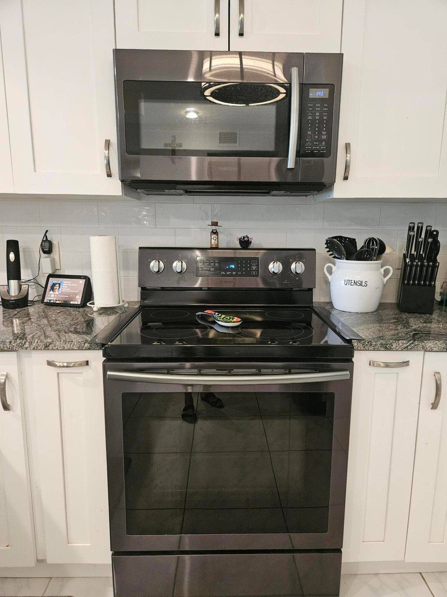 18999 STEWART Circle, #6, Boca Raton, Boca Raton, FL 33496 black satinless oven