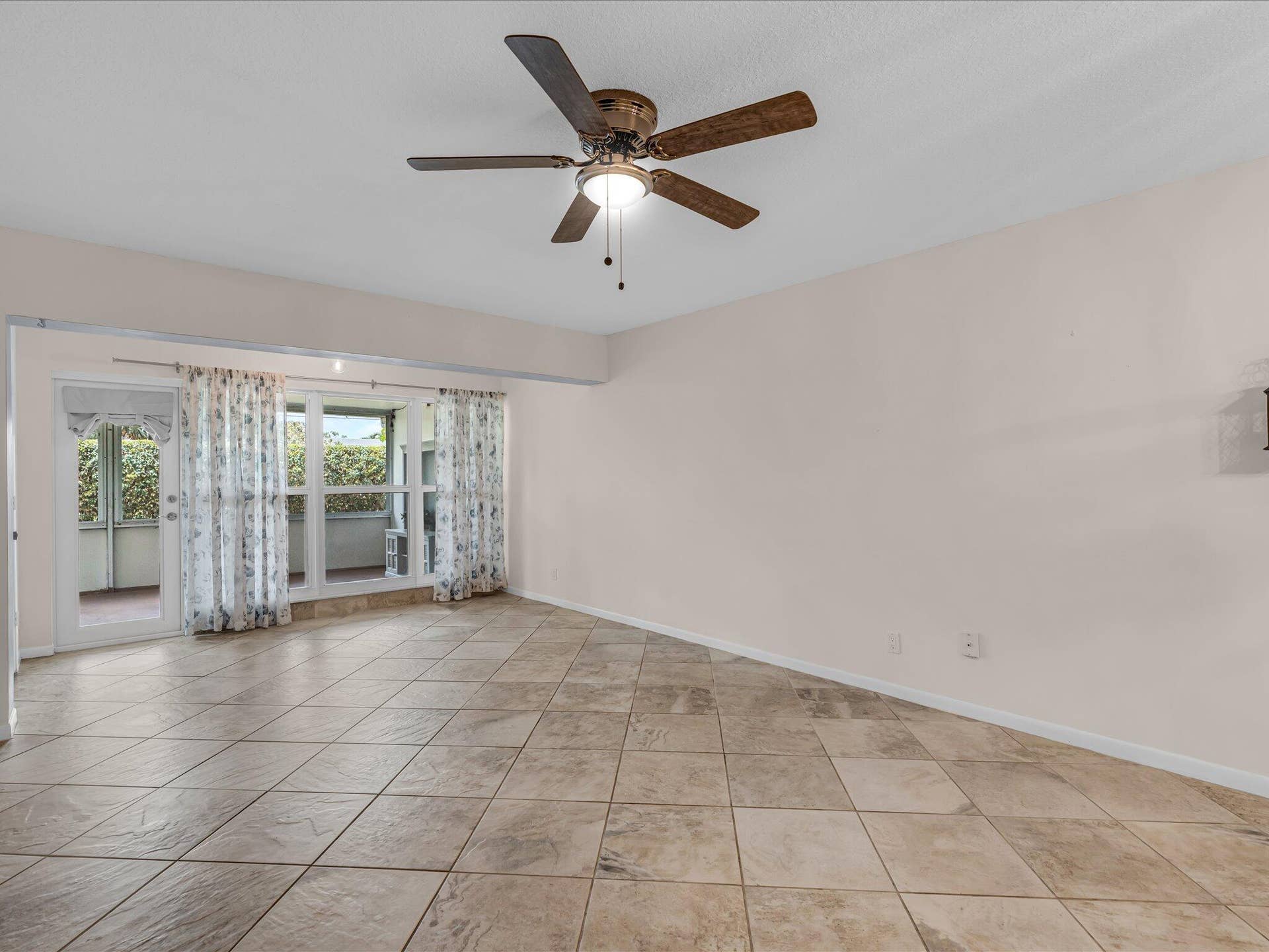 1151 CALAMONDIN Terrace, #103, Delray Beach, FL 33445 Large Open Living Area