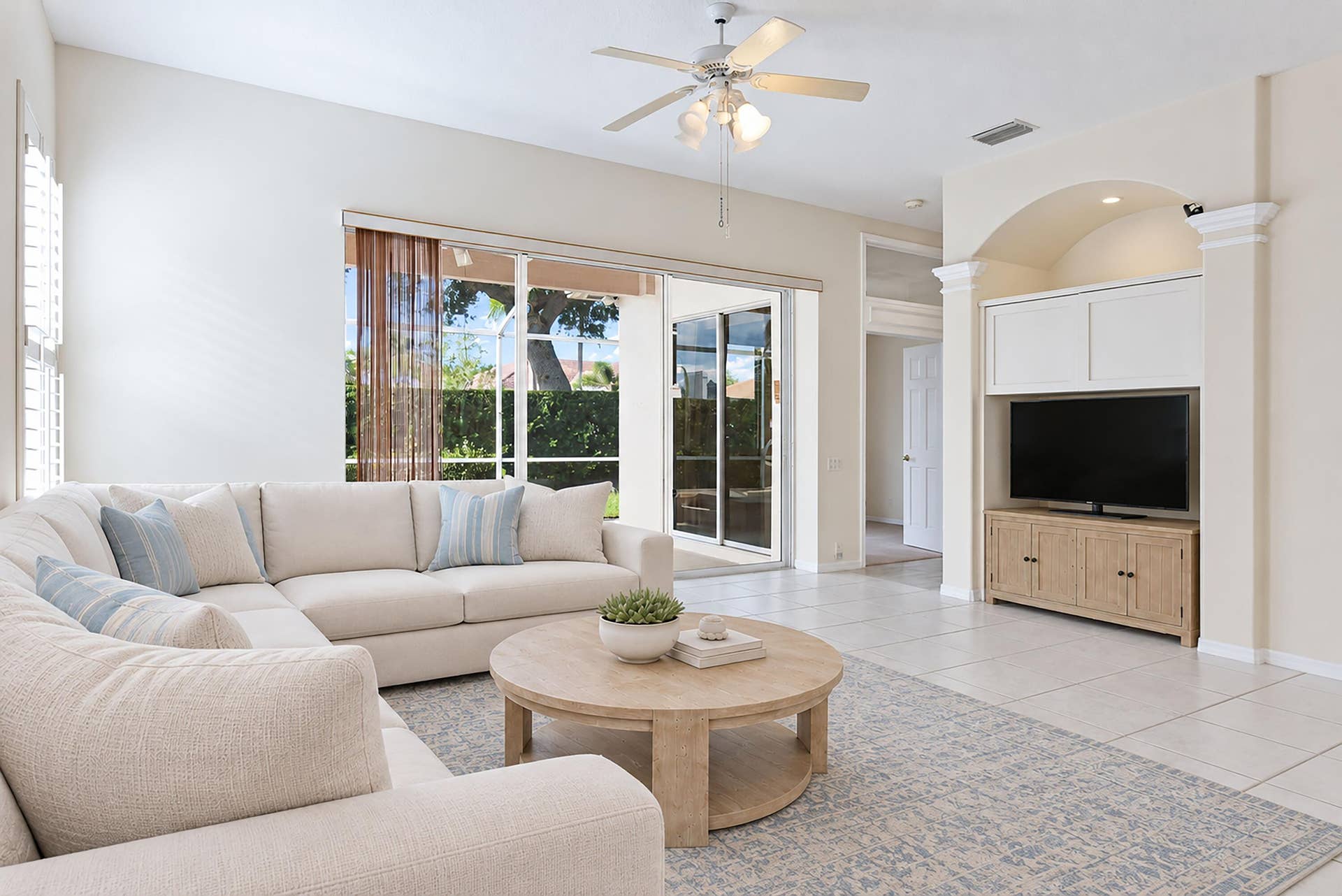 7954 SE Hempstead Circle, Hobe Sound, FL 33455 Living-2