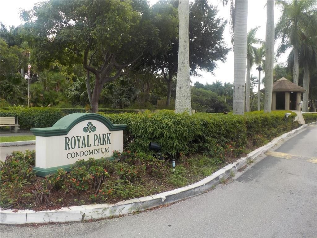 110 Royal Park Drive, #2B, Oakland Park, FL 33309
