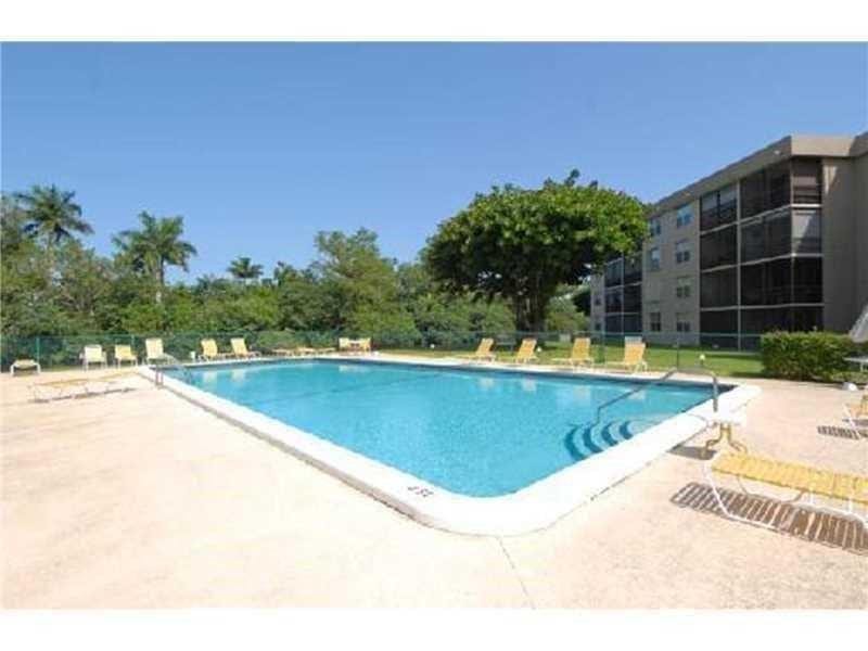 110 Royal Park Drive, #2B, Oakland Park, FL 33309