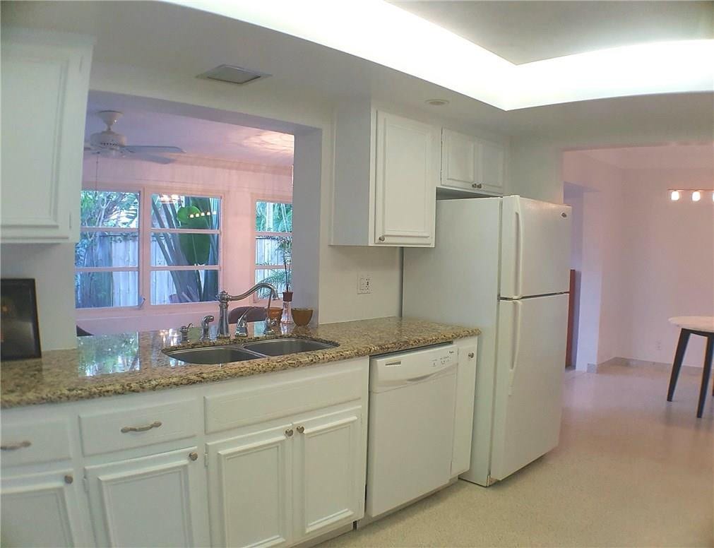 Fort Lauderdale, FL 33308 Convenient passthrough window also provides natural light and tropical garden views.