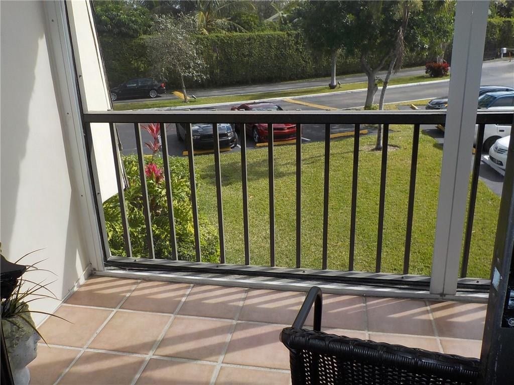 3105 Oakland Shores Drive, #J-203, Oakland Park, FL 33309