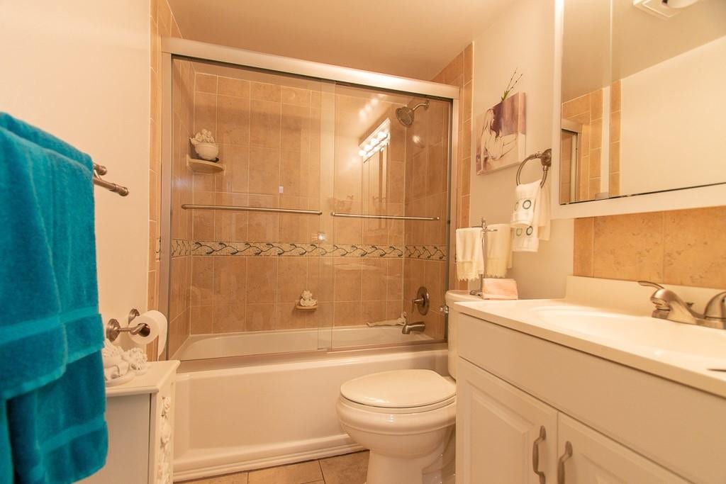 2nd full size bathroom with shower and tub