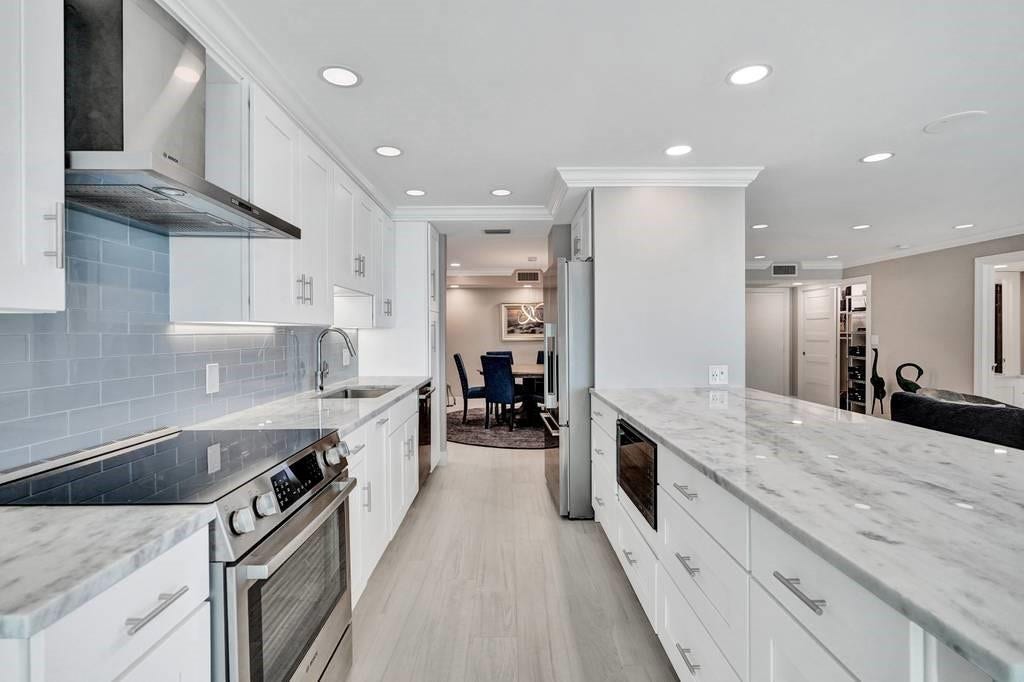 What a gorgeous kitchen! Bright, updated and elegant.