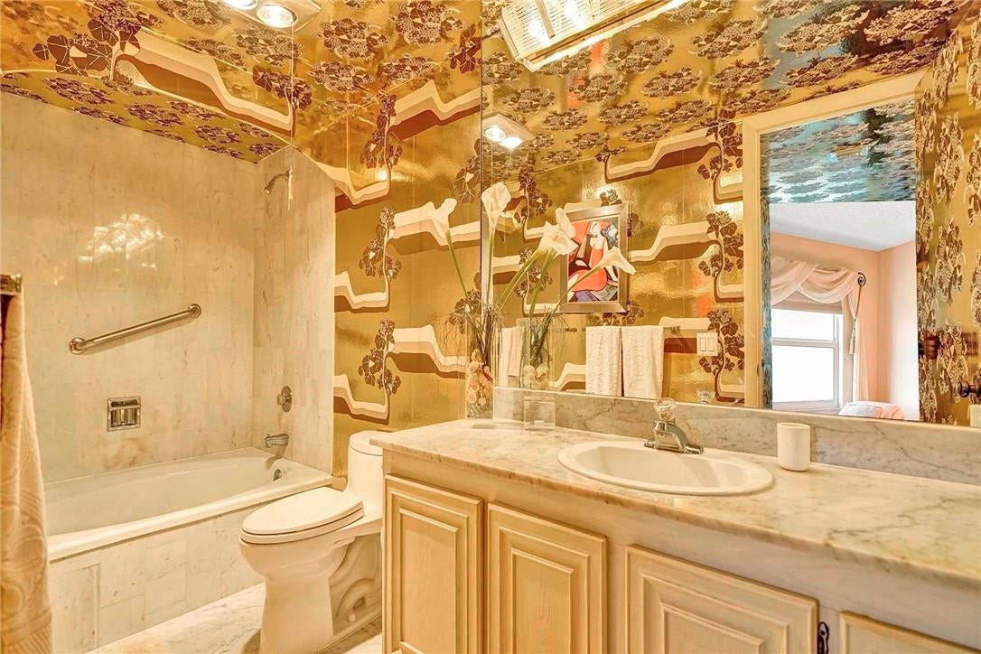 3400 Galt Ocean Drive, #1104 S, Fort Lauderdale, FL 33308 The main bathroom has a full size tub and shower.