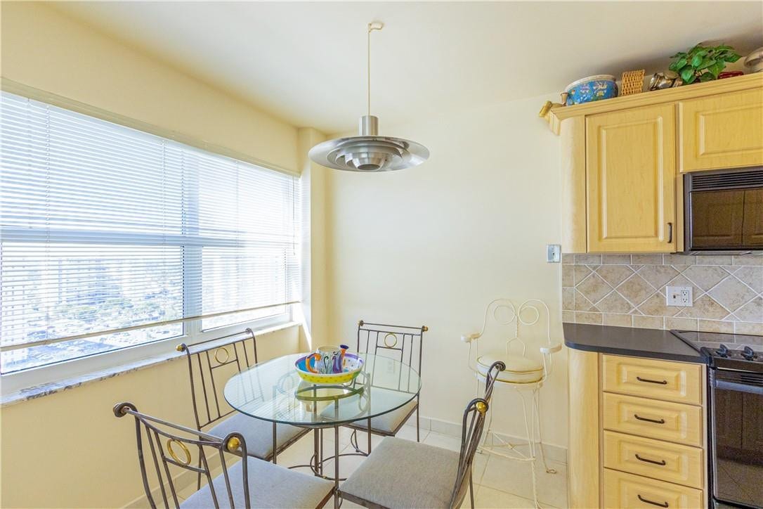 kitchen eat-in area