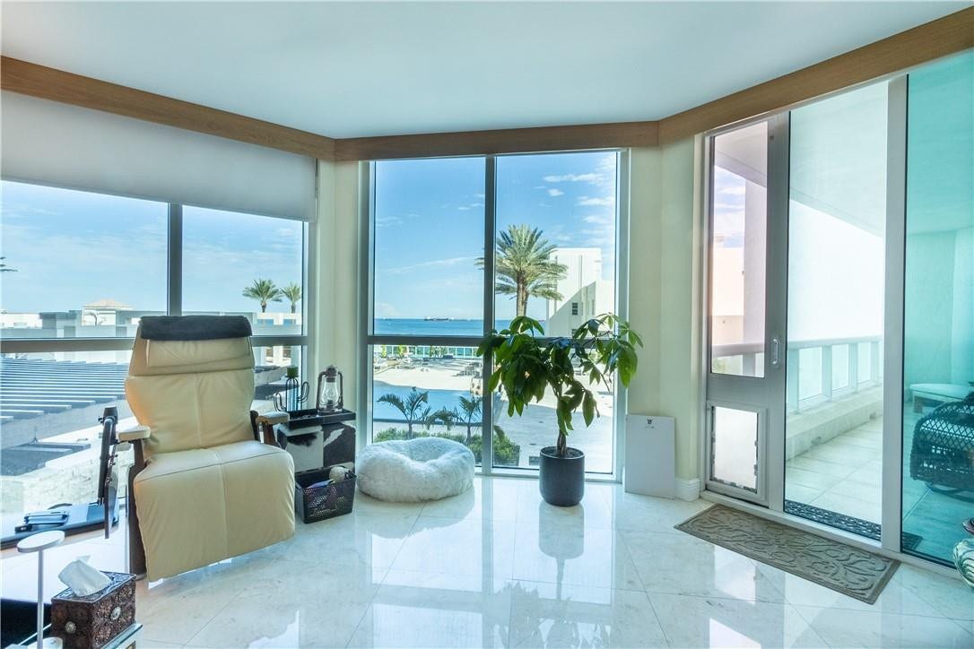 Living room with hight impact windows.