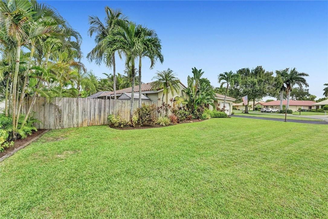 5541 Windover Way, Davie, FL 33331 Front Side yard