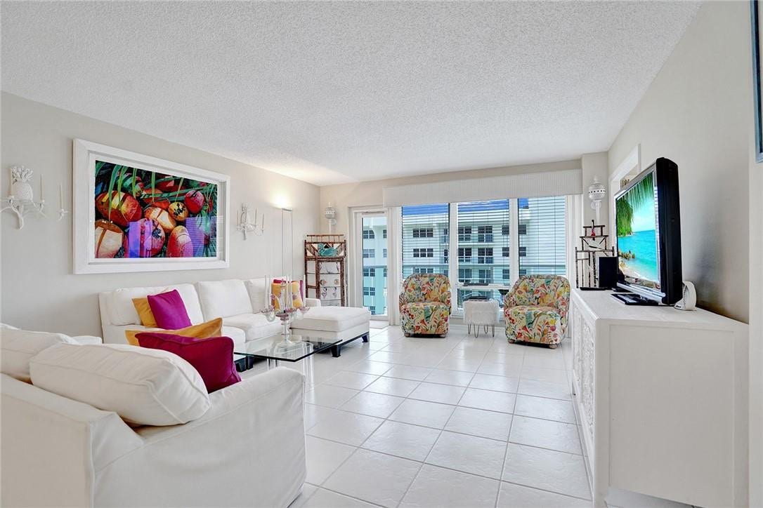 This apartment is on the 21st floor, so you have jetliner ocean views. White tile runs thru out the apartment, excluding the primary bathroom.