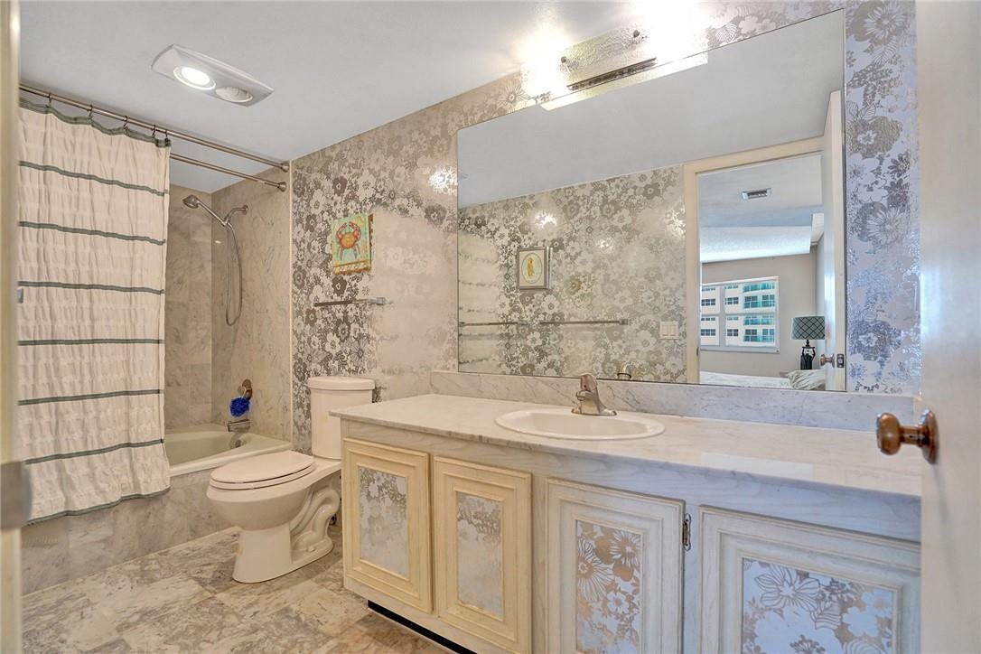 3400 Galt Ocean Drive, #703 S, Fort Lauderdale, FL 33308 The primary bathroom has a full sized tub.