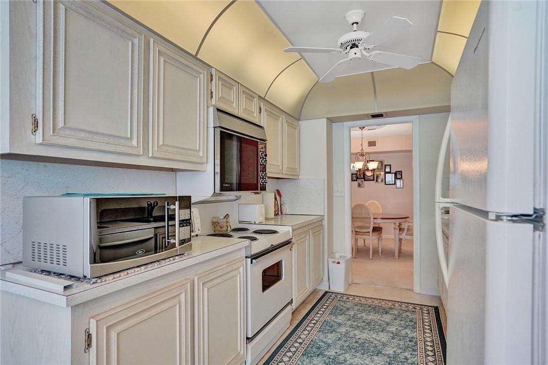 3400 Galt Ocean Drive, #703 S, Fort Lauderdale, FL 33308 Facing into the dining room.