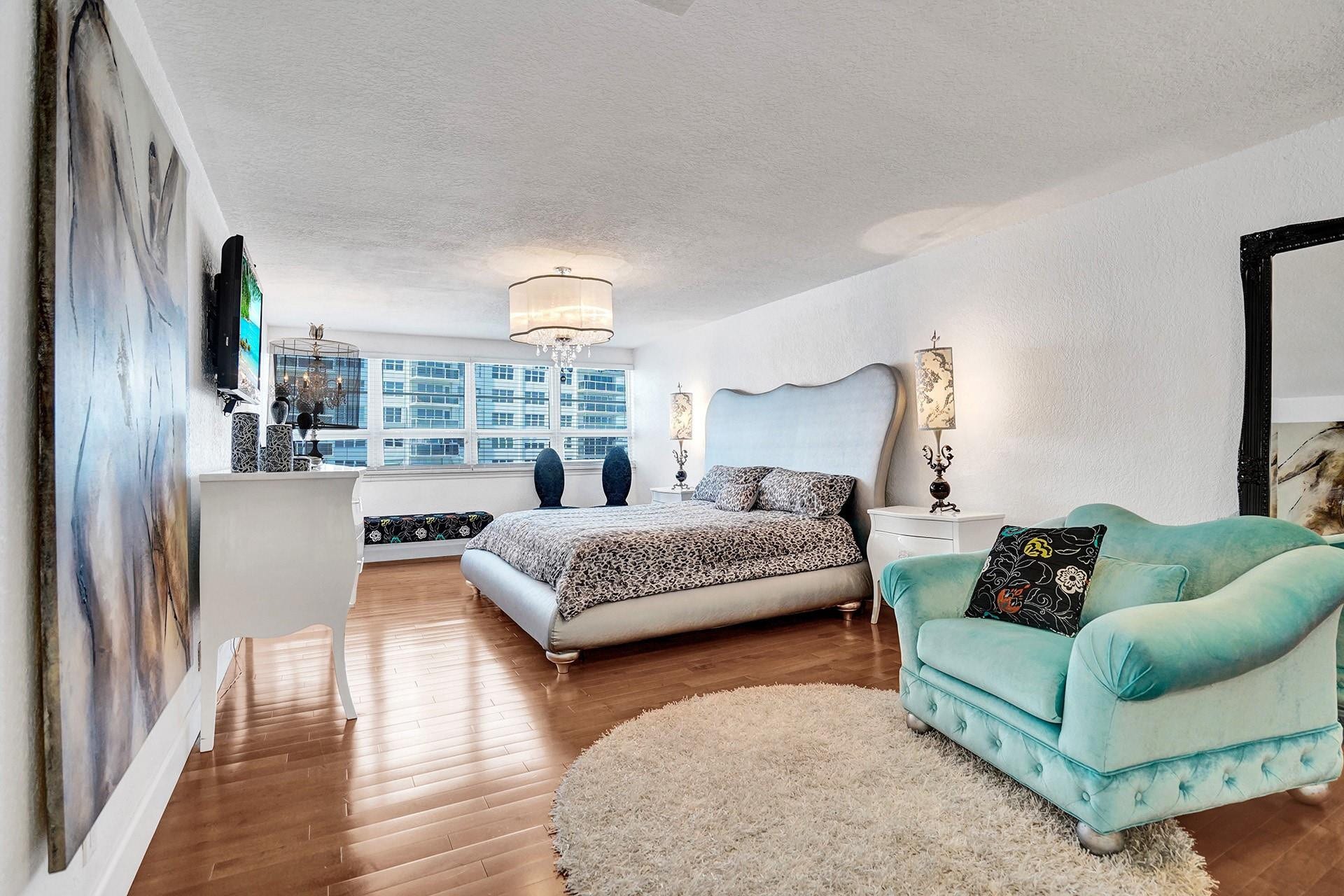 Oversized main bedroom