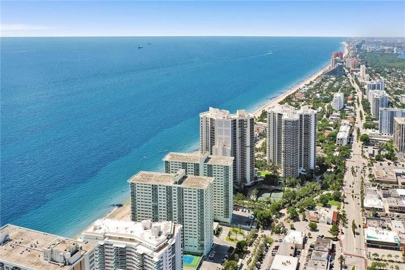 Southpoint: The two middle towers. Galt Ocean Drive, also known as the Galt Mile, is in front of the building.