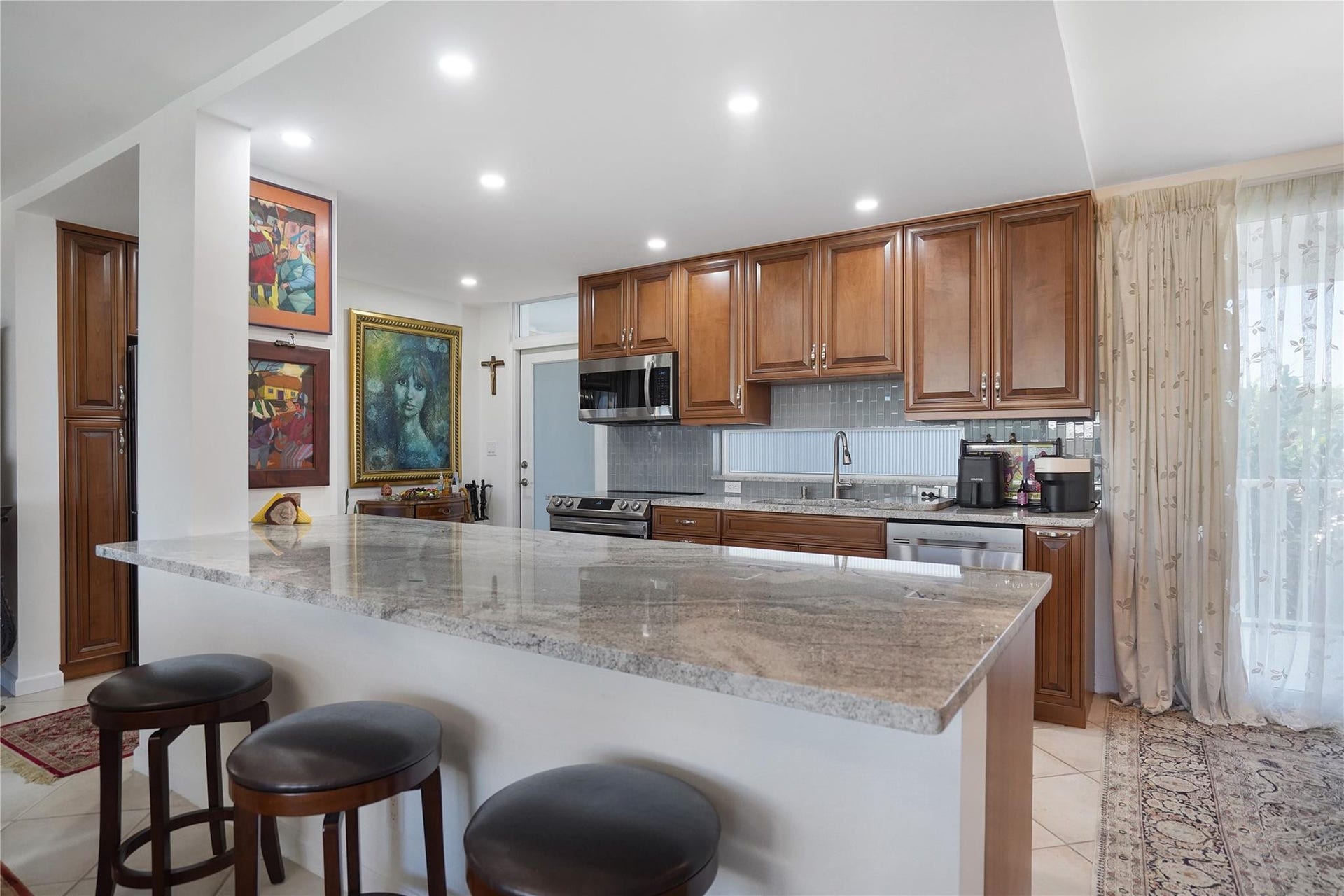 1530 S Ocean Boulevard, #203, Lauderdale By The Sea, FL 33062 A roomy eat in counter area.