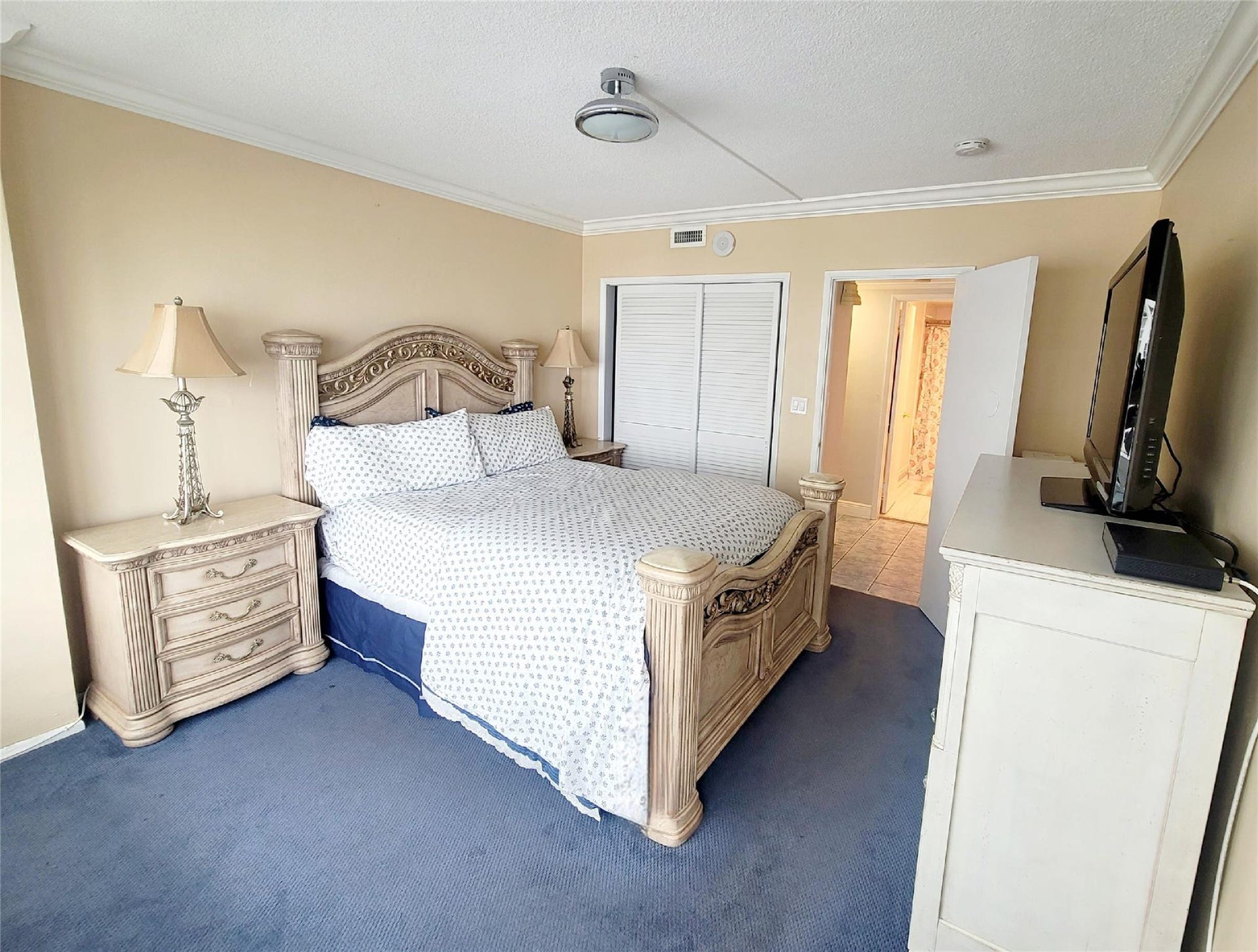So spacious, king bed fit perfectly
