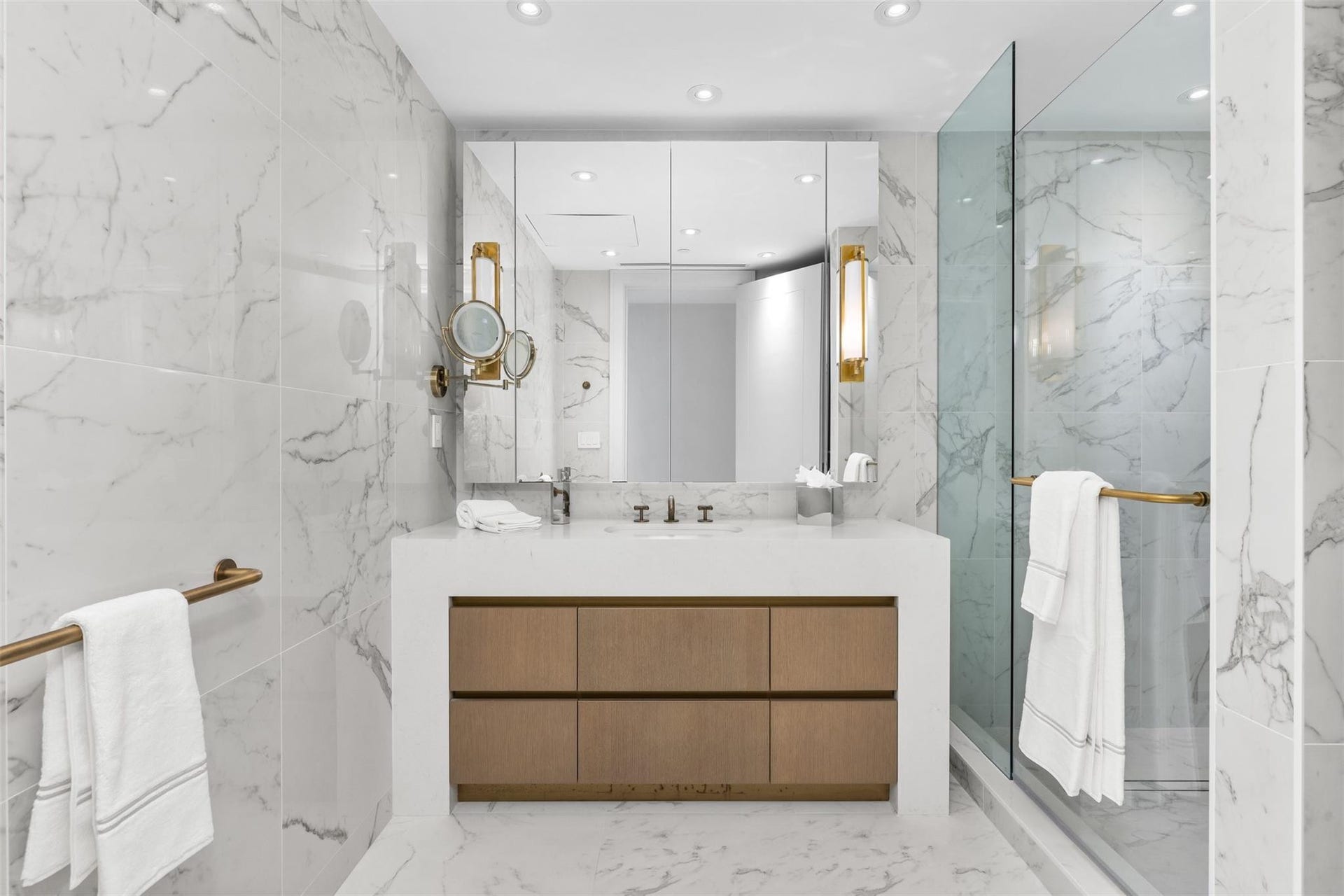 525 N Fort Lauderdale Beach Boulevard, #2201, Fort Lauderdale, FL 33304 Guest Bathroom