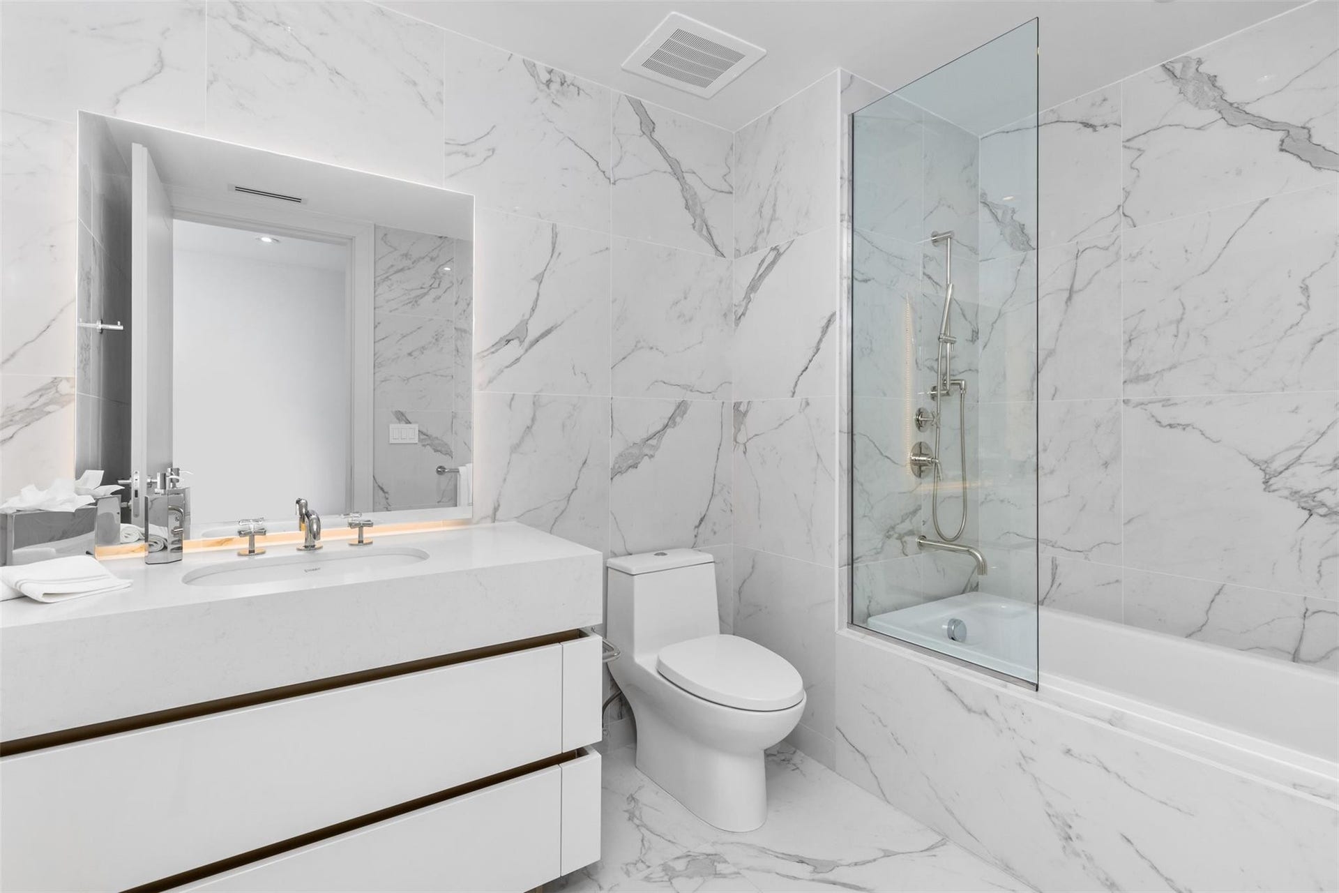 525 N Fort Lauderdale Beach Boulevard, #2201, Fort Lauderdale, FL 33304 Guest Bathroom