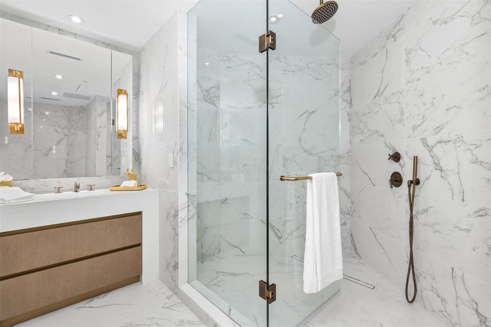 525 N Fort Lauderdale Beach Boulevard, #2201, Fort Lauderdale, FL 33304 Guest Bathroom