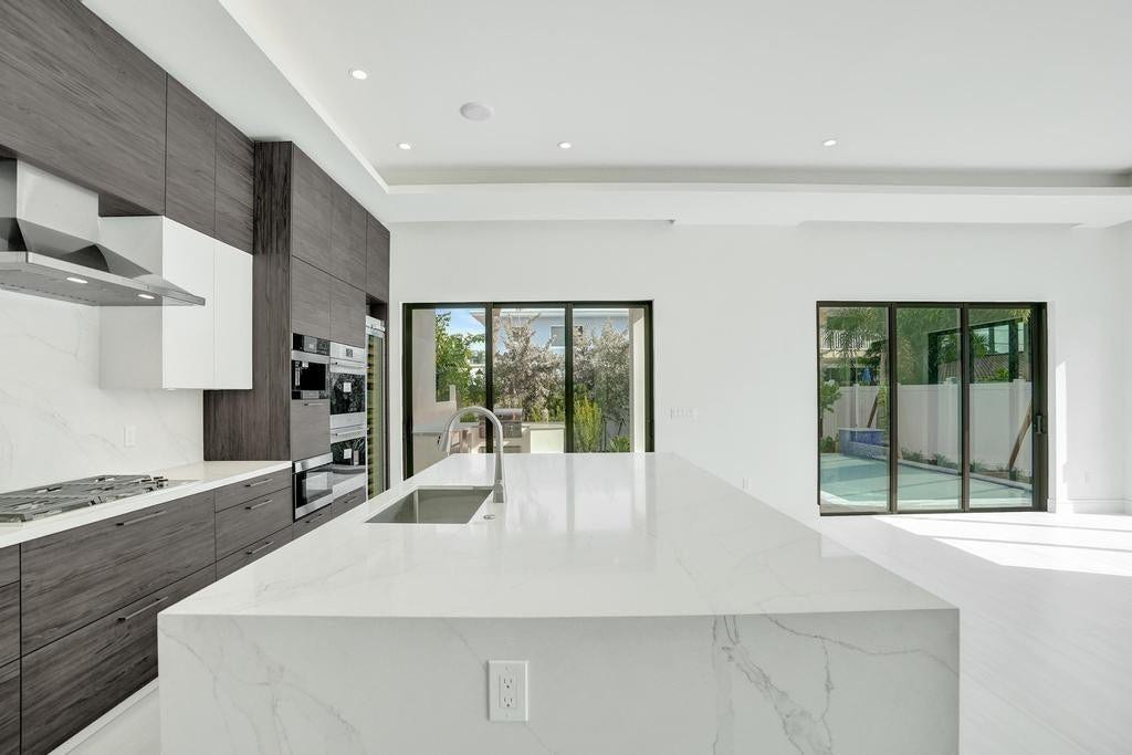 Oversized Island Seating 8+ with Seamless IndoorOutdoor Alignment.