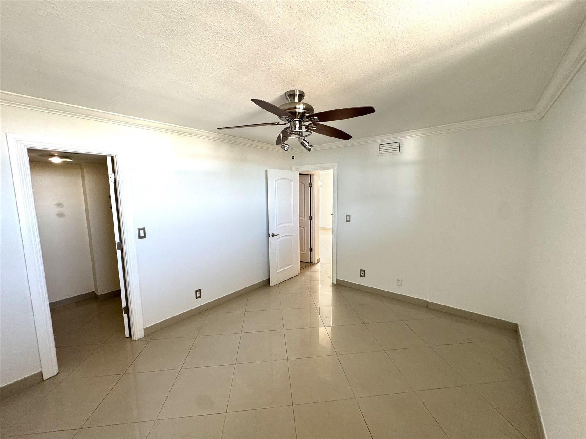 4800 Bayview Drive, #406, Fort Lauderdale, FL 33308 4800 Bayview Drive, #406, Fort Lauderdale, FL 33308
